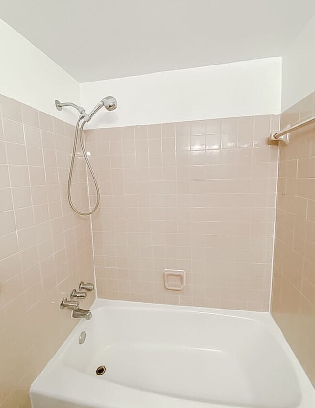 Building Photo - Beautiful 1 Bed 1 Bath Condo In Pavilion On The Park High-Rise Building In Alexandria City