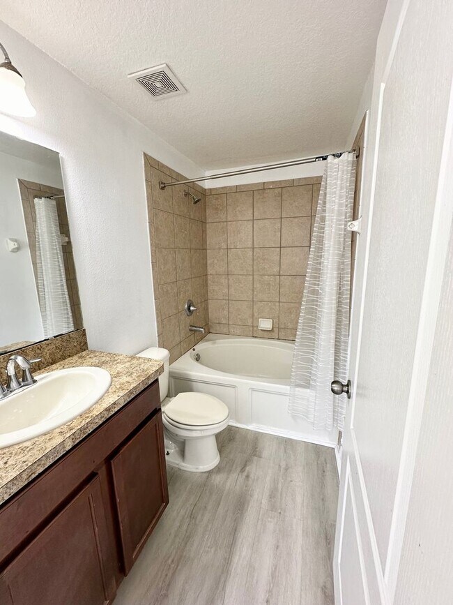 Building Photo - Beautiful and updated 3 bedroom 2.5 bathro...