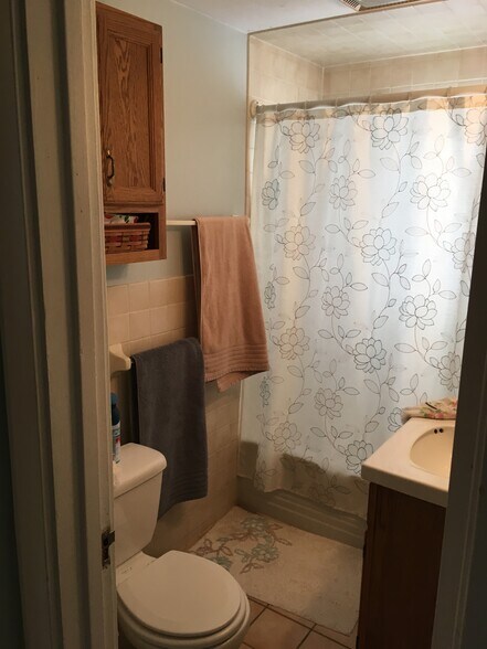 Bathroom - 191 Raleigh St