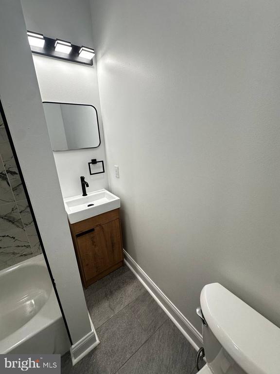 Building Photo - 1229 W Somerset St