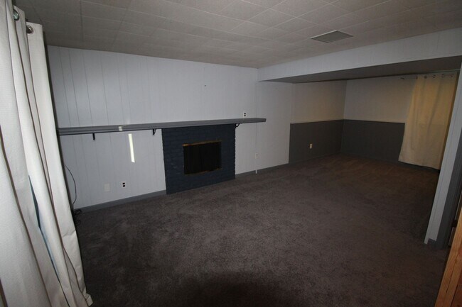 Building Photo - 4906 W Francis Ave