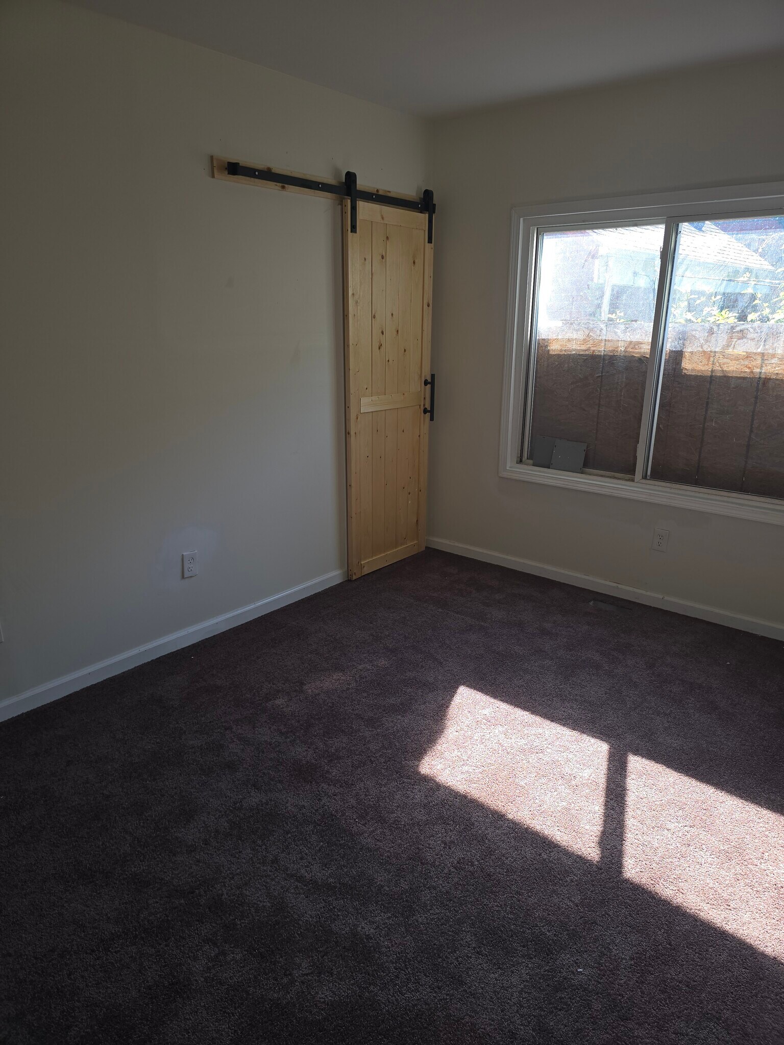 Room 1 - 15503 Ward St