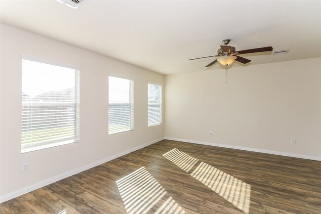 Building Photo - 802 Desoto Dr