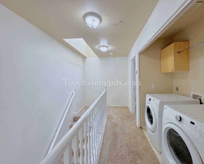 Building Photo - Light Filled 3 Bedroom Townhome with Deck, Attached Garage, and AC