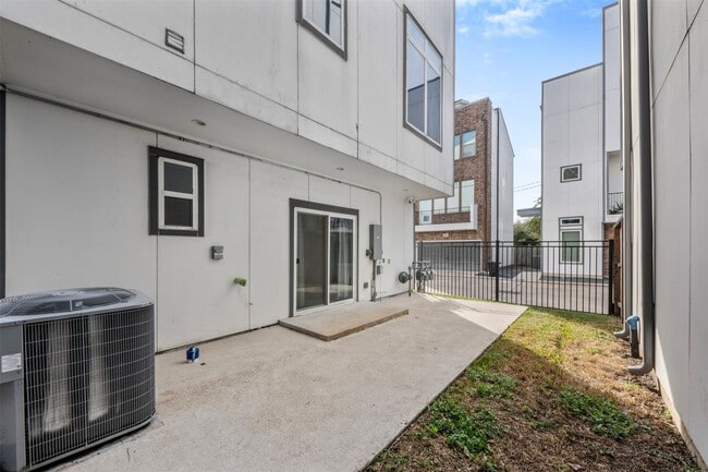 Building Photo - 6106 Clarkson Ln