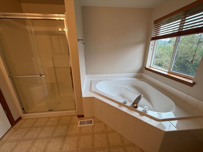 Building Photo - Beautiful 4 Bedroom in the Hidden Lake Community!