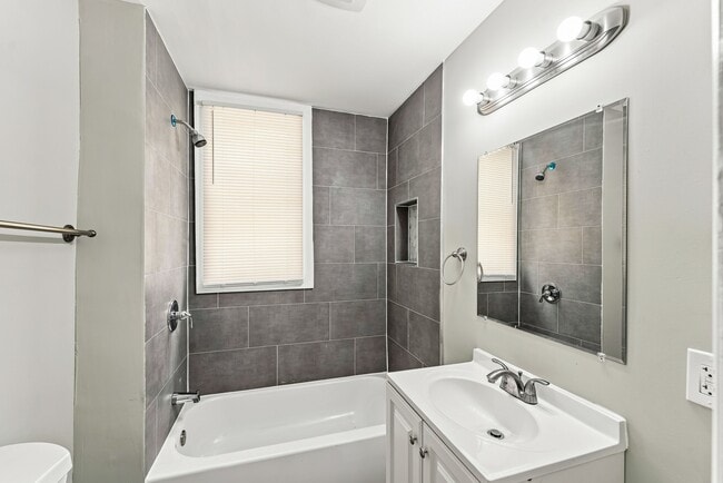 Building Photo - 422 Woodside Ave