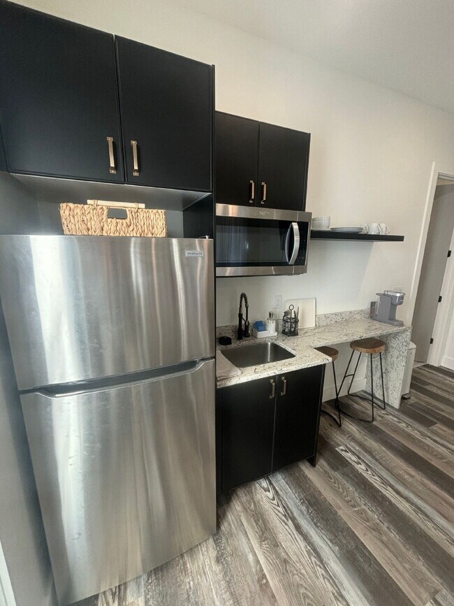 Building Photo - 1Bd/1Ba in the HEART of Midtown! FULLY FURNISHED! Perfect for travelling Nurses or Students!
