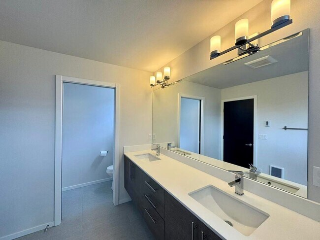 Building Photo - Charming Modern Stand-Alone Home in Ballar...
