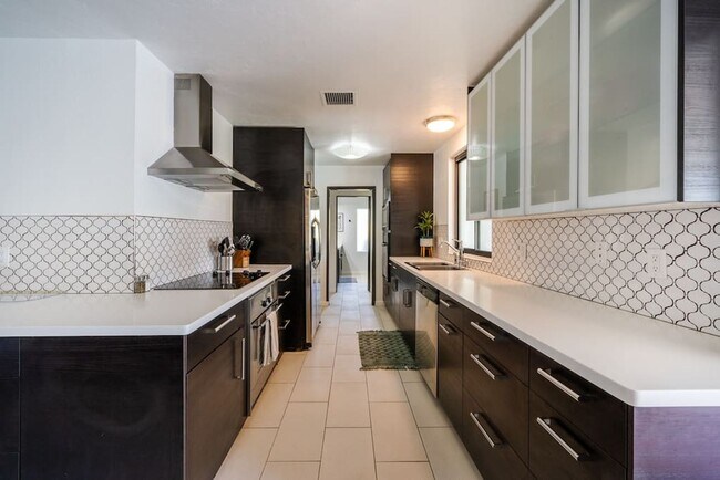 Building Photo - Luxury Mid-Century Retreat in the Heart of the Historic Movie Colony (Monthly Only - No Long Term)