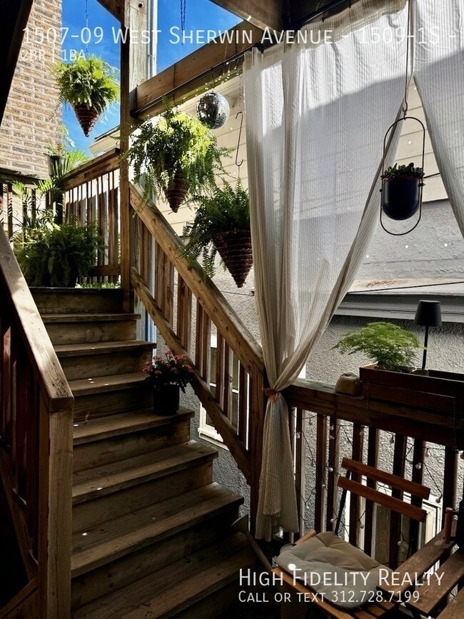 Building Photo - 1507 W Sherwin Ave