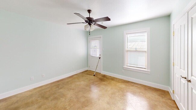 Building Photo - $895 - 1 bedroom Townhome!