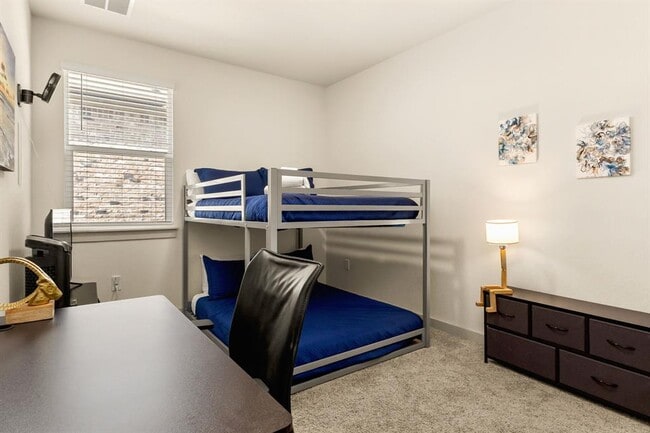 Building Photo - 10513 Defender Trl