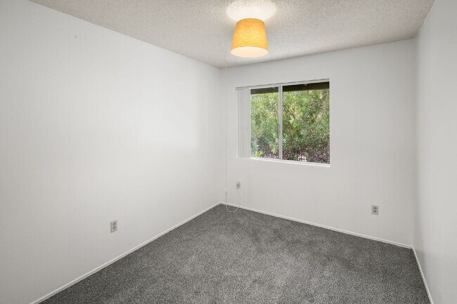Building Photo - Welcome to your serene 3 BR 2.5 BA Townhome in San Diego!