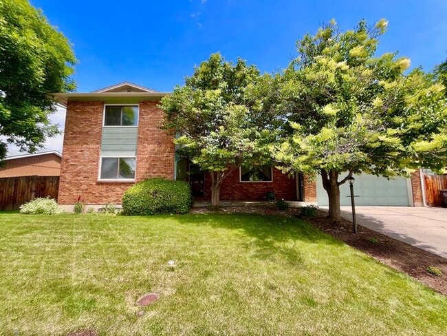 Primary Photo - Spacious 4bed/ 3 bath Two Story with Finis...