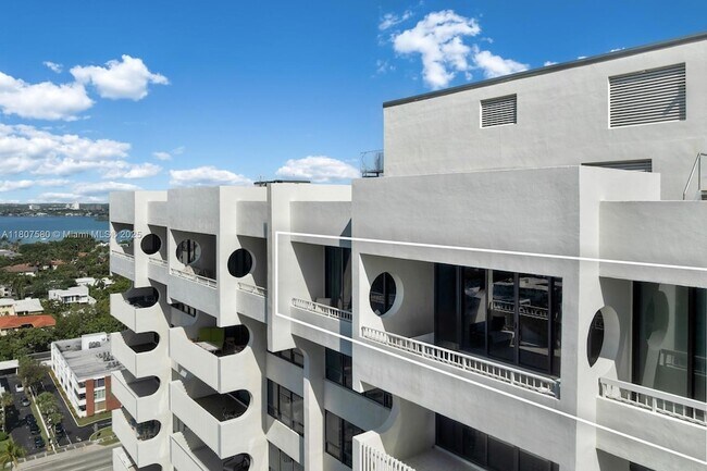 Building Photo - 10205 Collins Ave