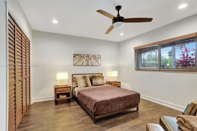 Building Photo - 1128 W Cypress Dr