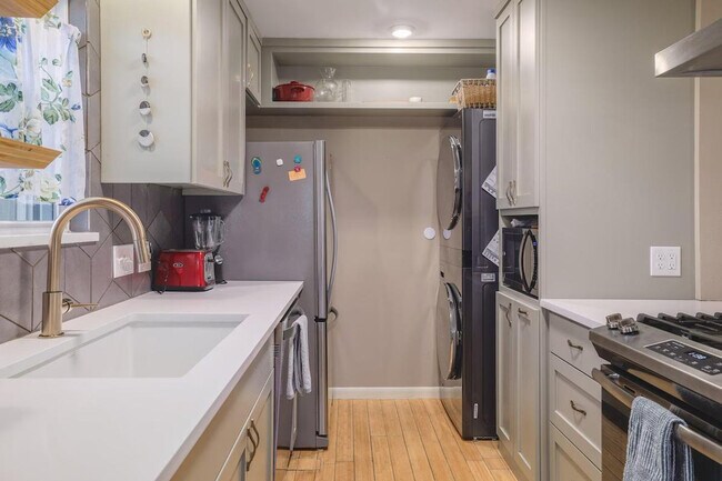 Building Photo - 2906 Westhill Dr