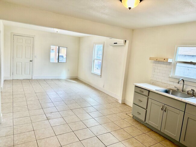 Building Photo - Newly Updated 2/1 in Madera