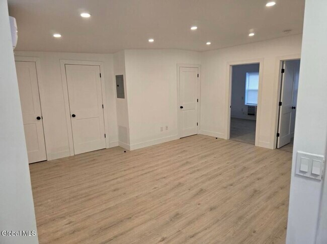 Building Photo - 31 Van Zandt St