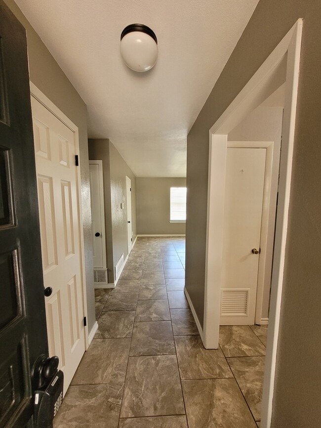 Building Photo - Move in ready 3 bed 2 bath home with 2 car...