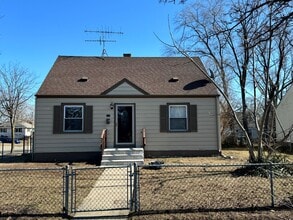 Building Photo - 3 bedroom Kenosha cape cod