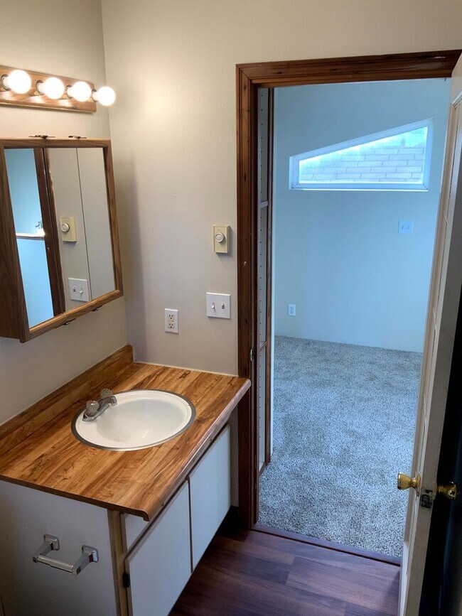 Building Photo - 2 Bedroom in Bethel-Danebo Area