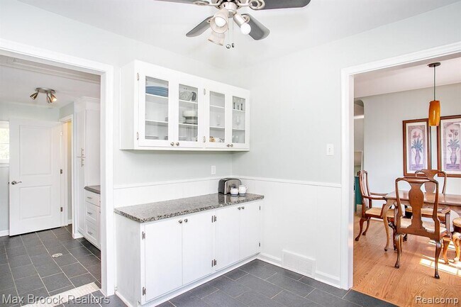 Building Photo - 4163 Amherst Rd