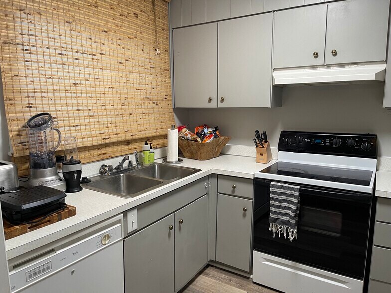 Kitchen - 1900 Richard Jones Rd