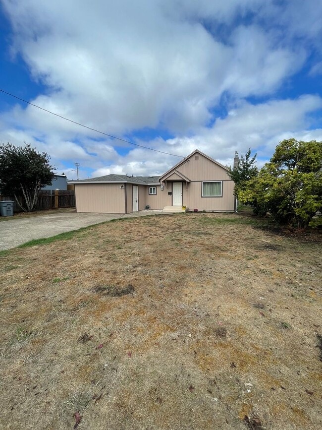 Building Photo - Convieniently located charming home with m...