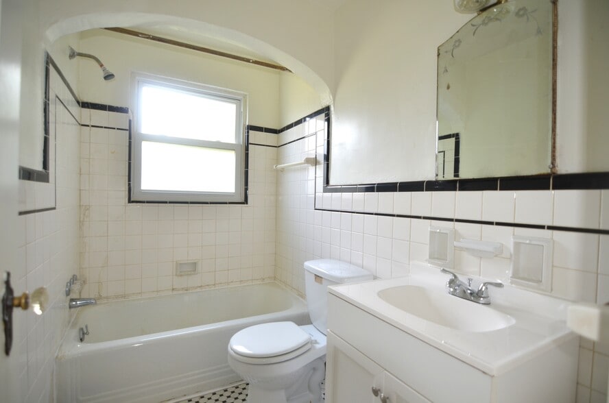 Building Photo - 6320 Kennedy Ave