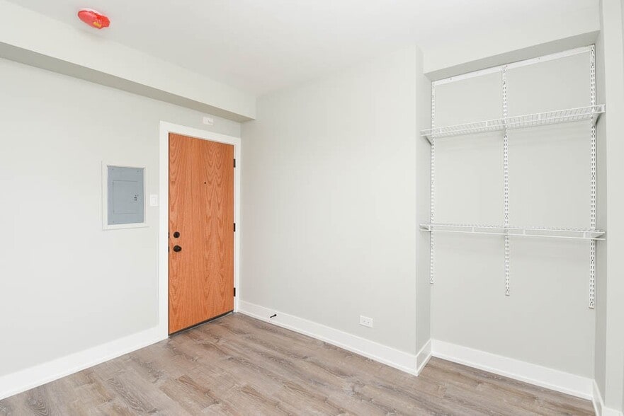 Building Photo - 508 W Belmont Ave