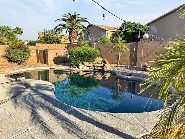 Building Photo - Charming 4 Bedrooms/ 3.5 Bath Home in Desirable Fox Crossing!!