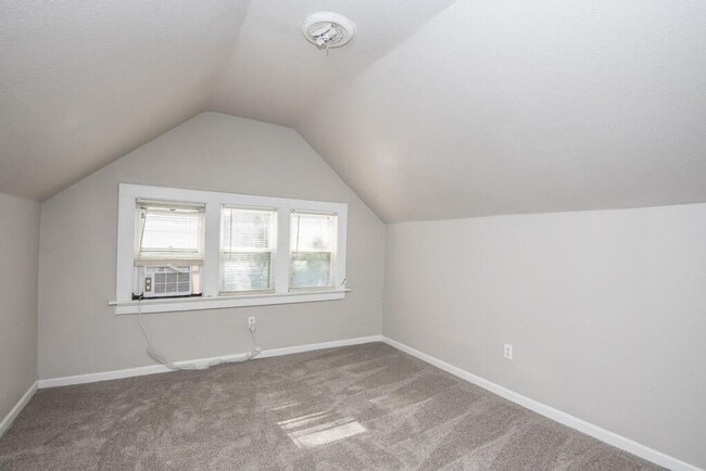 Building Photo - Updated 4-Bed Single Family Home with Clas...