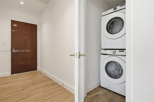 Building Photo - 2678 Tigertail Ave