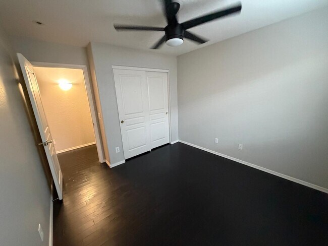 Building Photo - 1945 E Aloe Pl