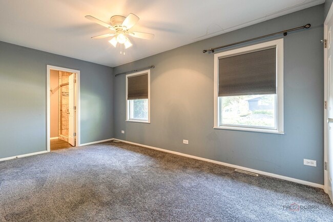 Building Photo - 697 Hickory Dr