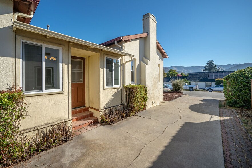 Plenty of parking in the long driveway - 59 Chorro St