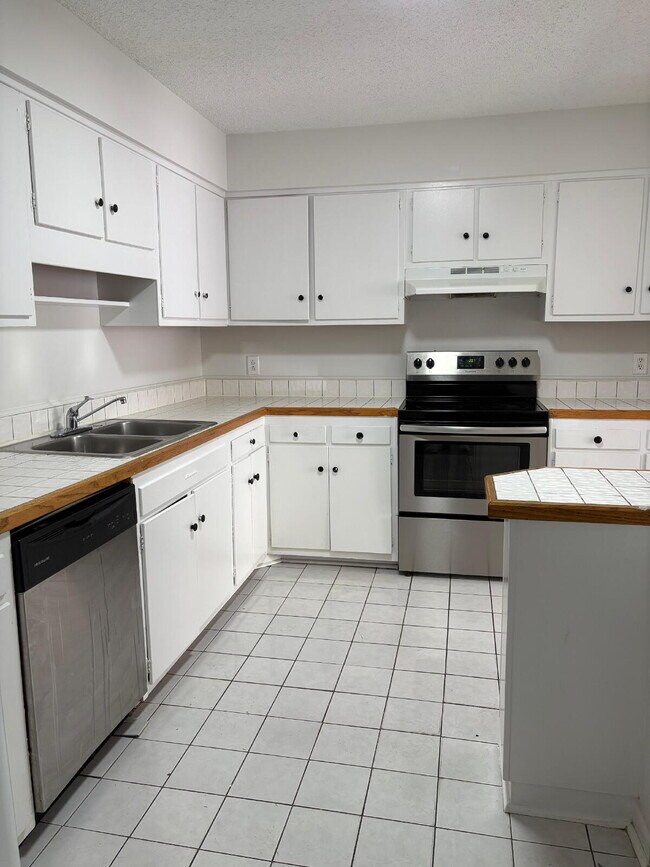 Building Photo - 571 Winding Creek Rd