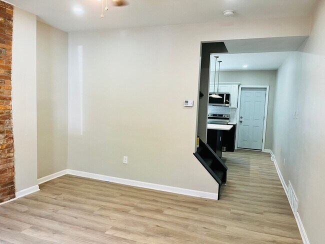 Building Photo - Two Bedroom rowhouse available in Northside August 1!