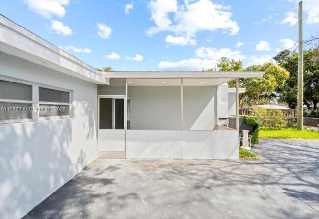 Building Photo - 816 N Golf Dr