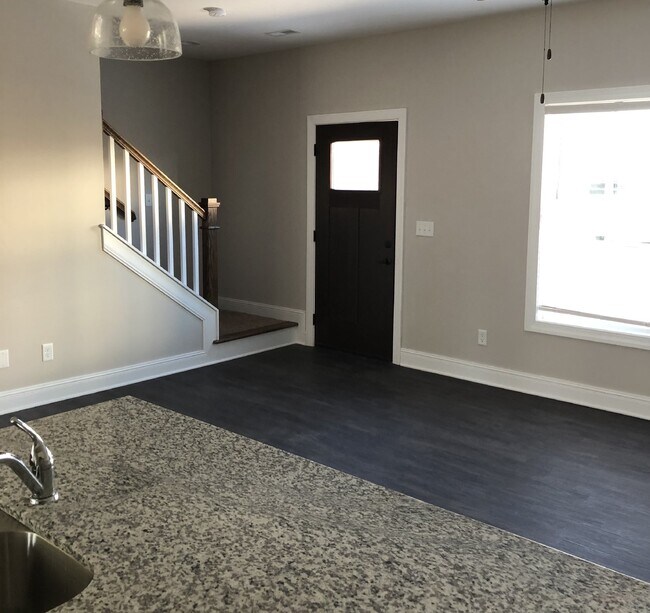 Building Photo - 2BD 2.5 Bathroom apartment available close to TTU