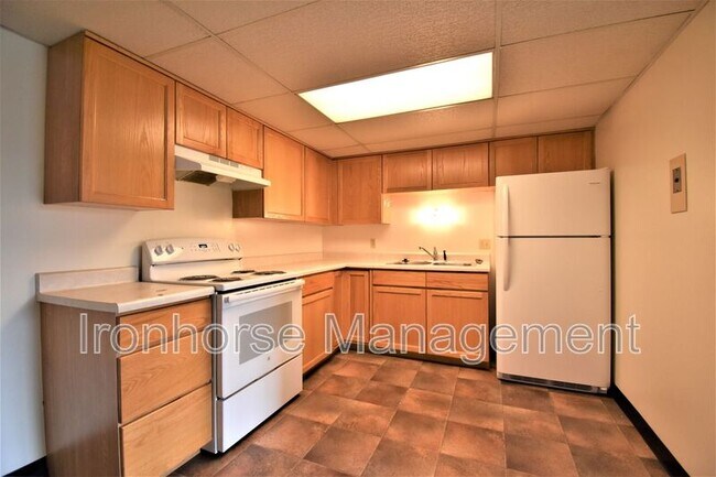 Building Photo - 805 W Villard St