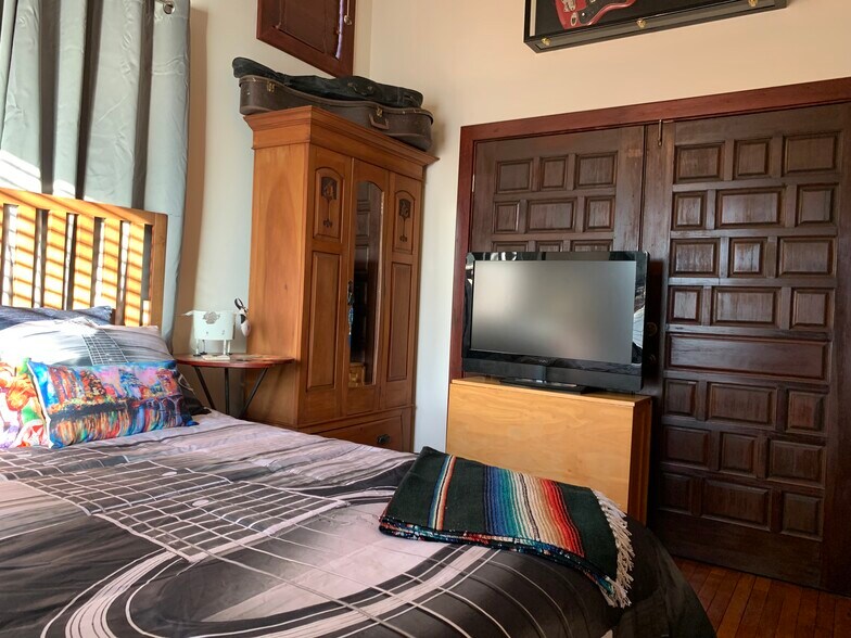 #B Private Bedroom with Smart TV and wifi internet. - 905 Prospect Ave