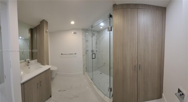 Building Photo - 6039 Collins Ave