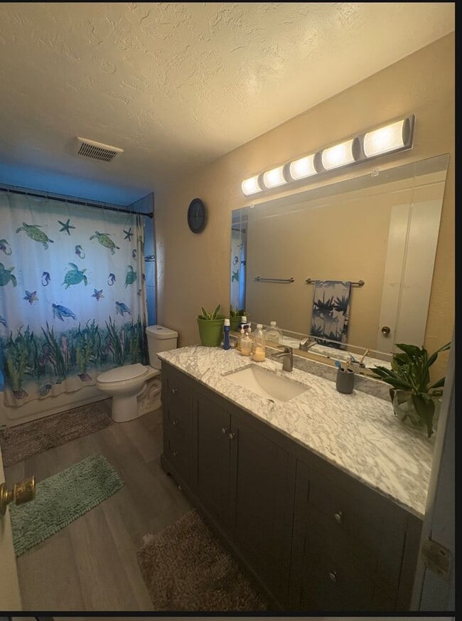 Building Photo - 4 bedroom 2 story home