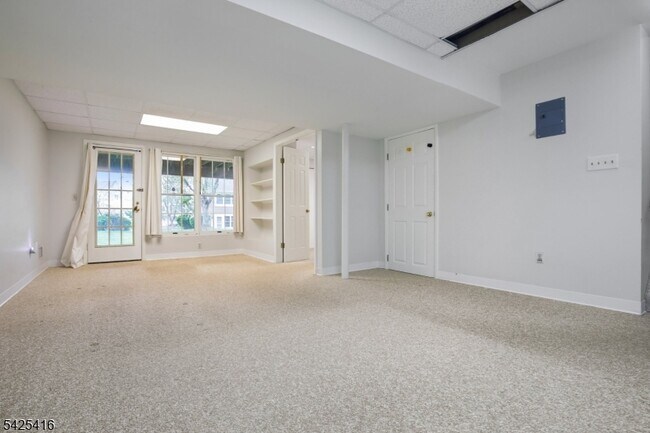 Building Photo - 14 Exeter Rd