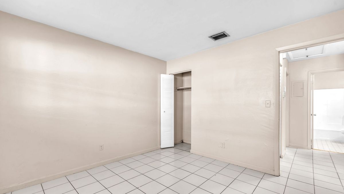 Building Photo - 6116 SW 39th St