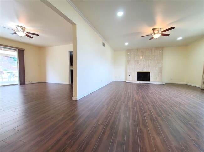 Building Photo - 12149 Country Club Ln