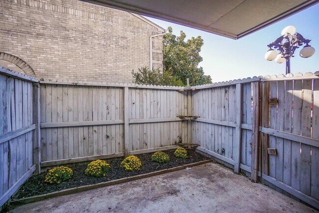 Building Photo - 7400 Bellerive Dr